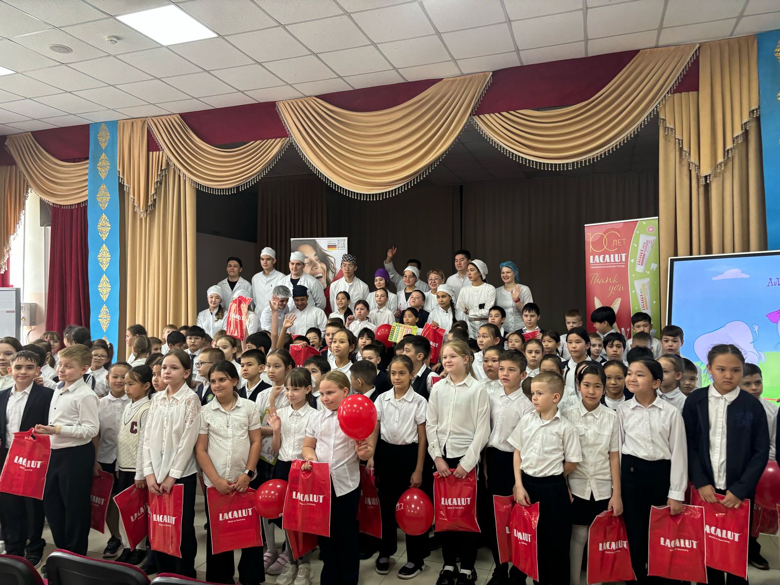 Сегодня в школе-гимназии №1 прошло увлекательное и познавательное мероприятие для учеников 1–4 классов, посвящённое здоровью зубов и профессии стоматолога!