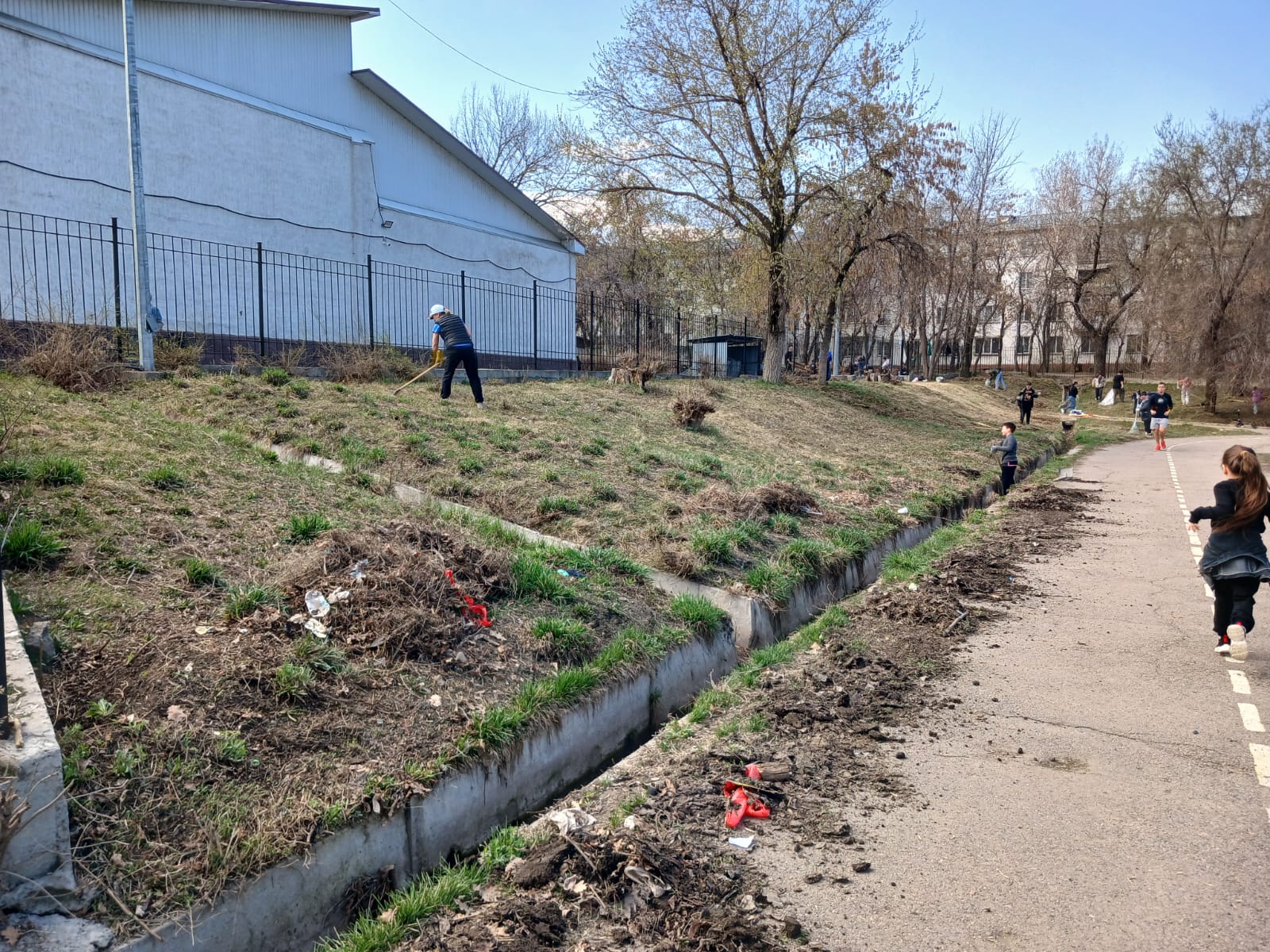 Сегодня в Гимназии №1 прошёл субботник — день, когда школа стала еще уютнее благодаря общим усилиям!