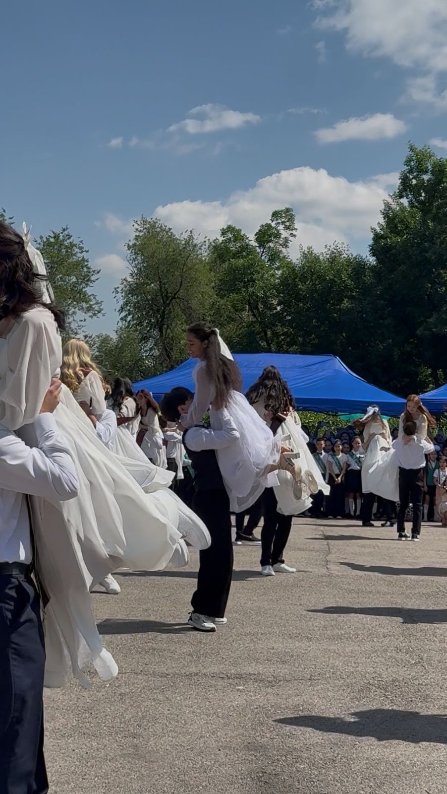 Поздравляем выпускников школы-гимназии №1 с окончанием учебного года! 🎉🎓
