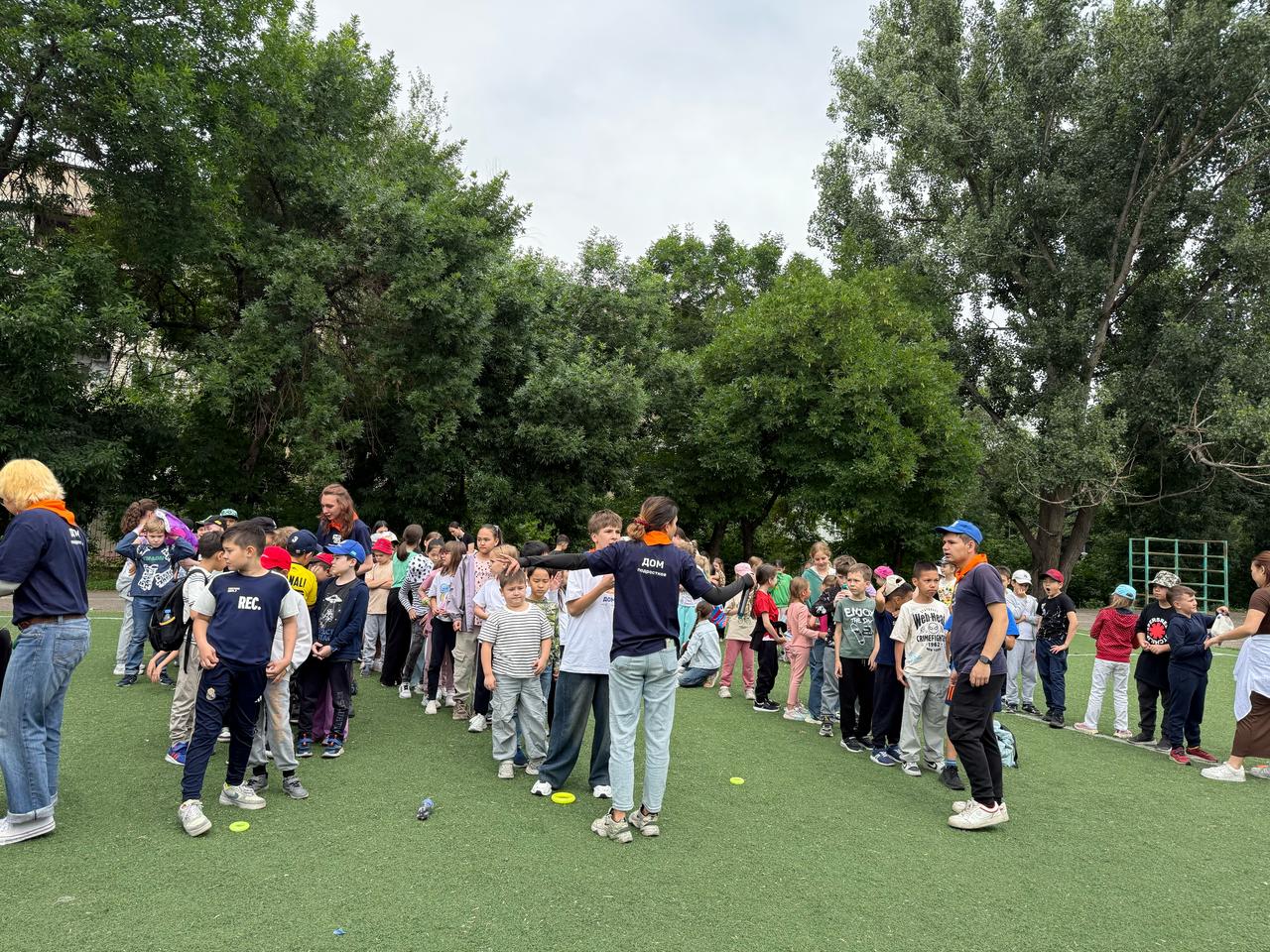 ✨ Лагерьдегі таңғы жаттығу — күнді сергек бастауға тамаша мүмкіндік! /✨ Утренняя зарядка в лагере — заряд бодрости на весь день!