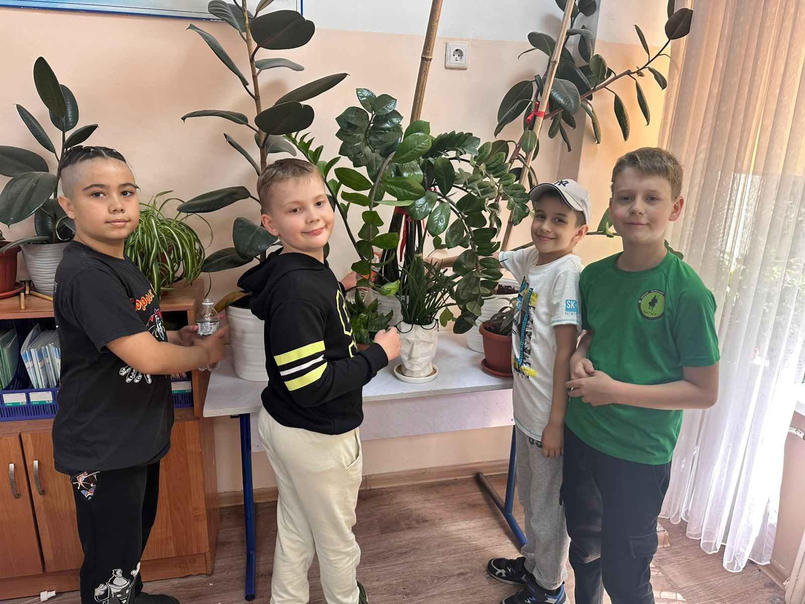 «Балдырған» мектеп жанындағы лагерінде балалар тек демалып қана қоймай, табиғатқа қамқор болуды да үйренуде 🌿/В пришкольном лагере «Балдырған» ребята не только отдыхают, но и учатся заботиться о природе 🌱