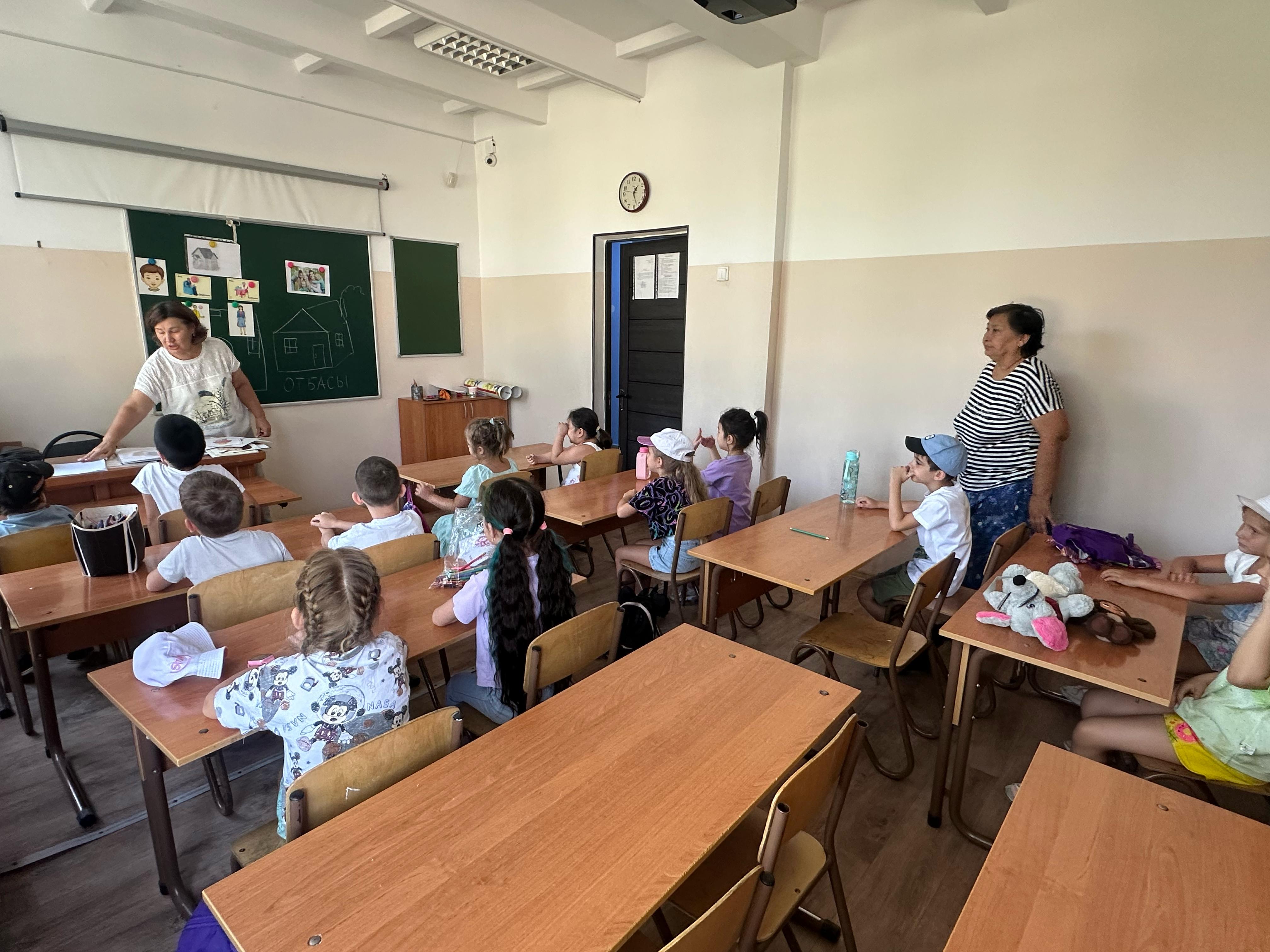 🌟 №1 мектеп-гимназиясында болашақ бірінші сынып оқушыларына арналған лагерьдің екінші күні көңілді де мазмұнды өтті! 🎨📚/🌟 Второй день в лагере для будущих первоклассников в школе-гимназии №1 прошёл весело и насыщенно! 🎨📚