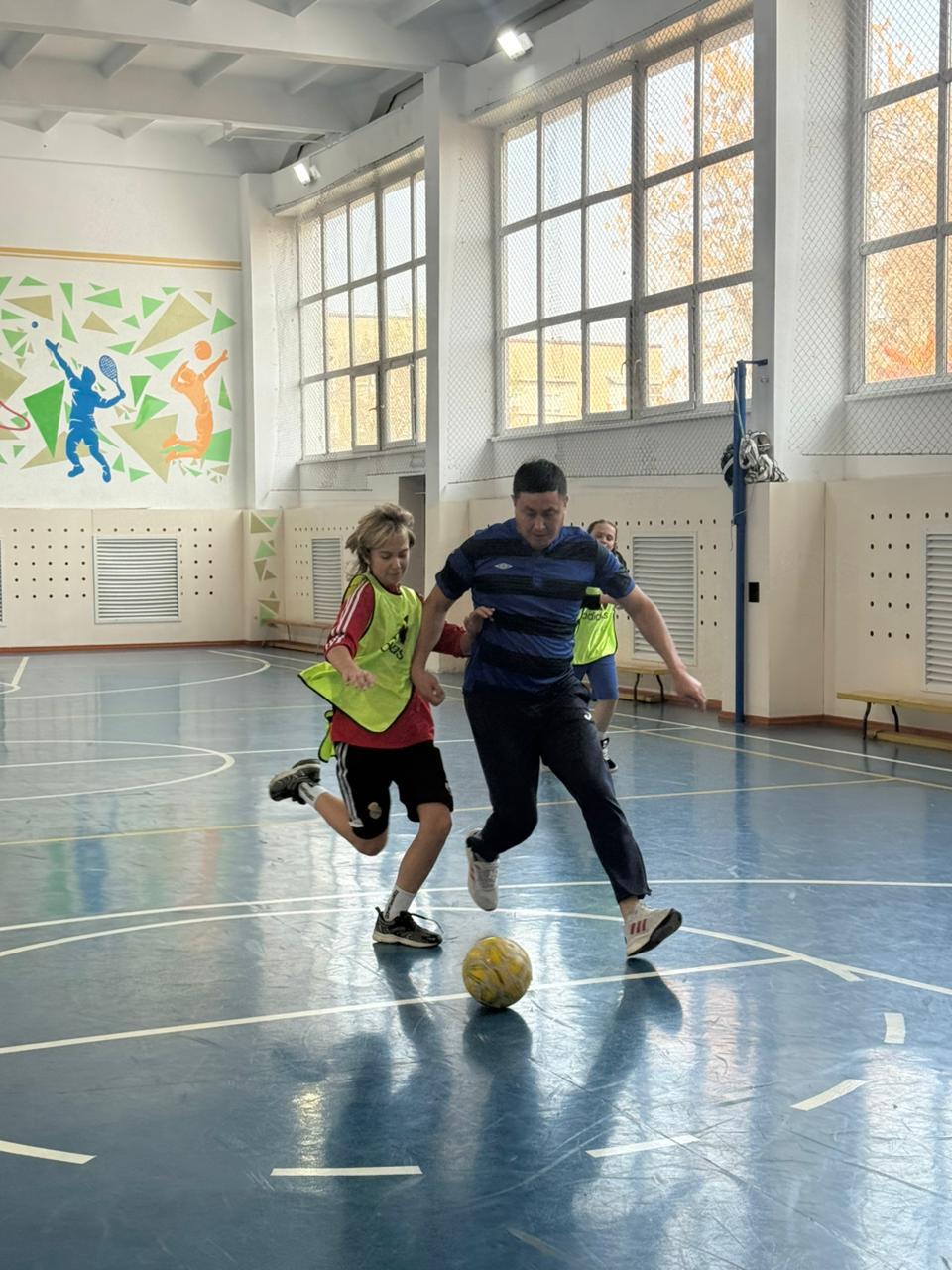 Күзгі демалыс кезінде №1 мектеп-гимназиясында 5–7-сынып оқушылары арасында футбол жарыстары өтті. ⚽️ Оқушылар белсенді қатысып, жақсы әсер алды. 🌟 Жарыс жылы да достық атмосферада өтіп, командалық рух пен белсенді демалысты нығайтуға ықпал етті. 💪